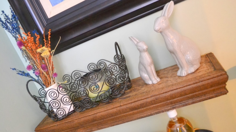 bathroom shelf decor