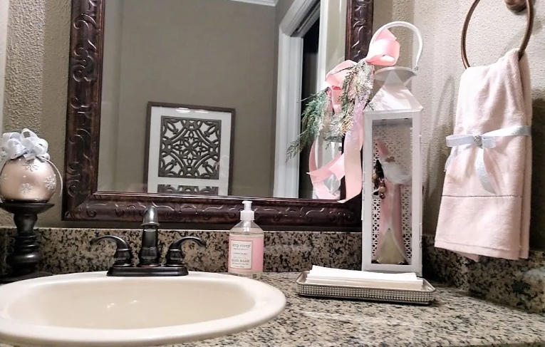 guest bathroom wall decor