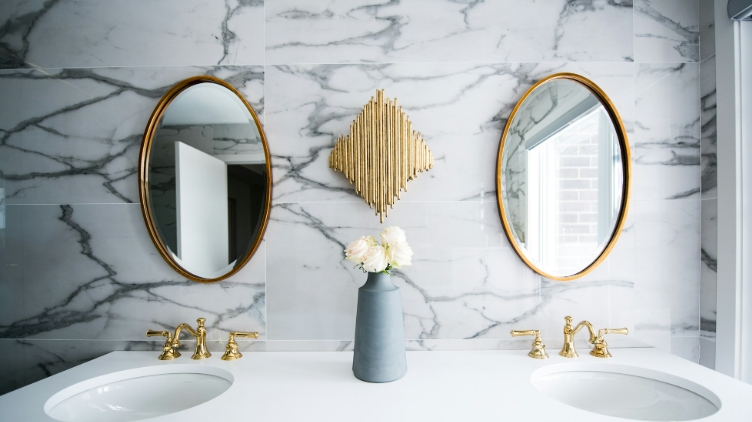 unique wall decor for bathroom