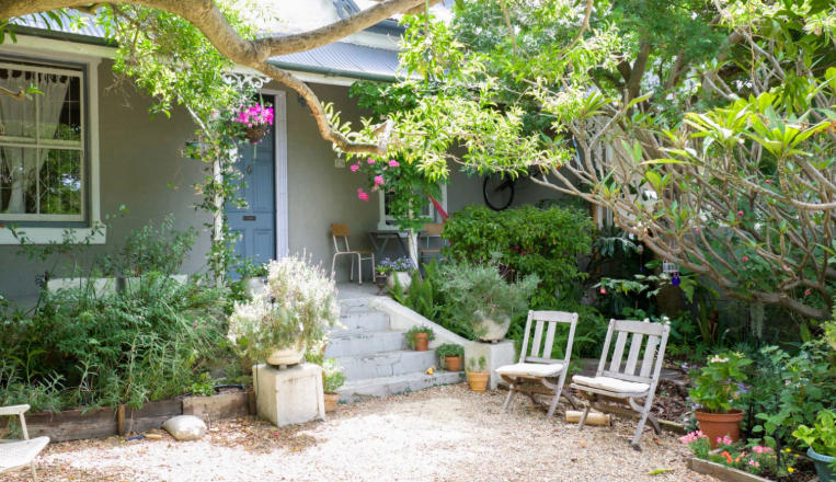 Front yard with patio garden designs