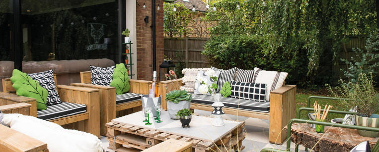 Rustic Garden Tables and Chairs for Small Yards