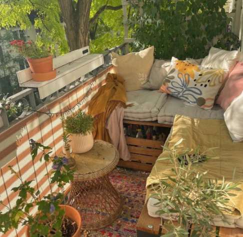 Vintage Patio Decor for Apartment Balconies