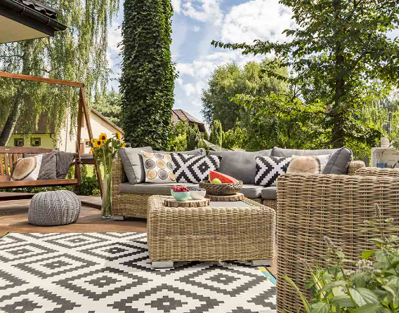 Vintage Patio Decor for a Cozy Backyard