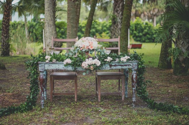 Vintage Patio Decor for Outdoor Weddings